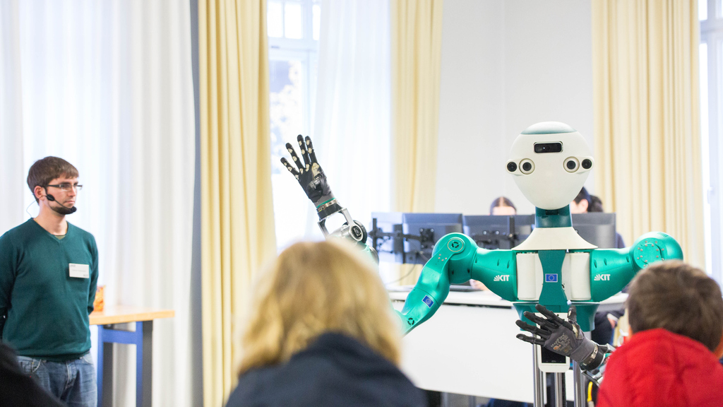 Der humanoide Roboter ARMAR winkt den Besucherinnen und Besuchern des H²T zu