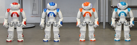 mehrere humanoide NAO Roboter in einer Reihe