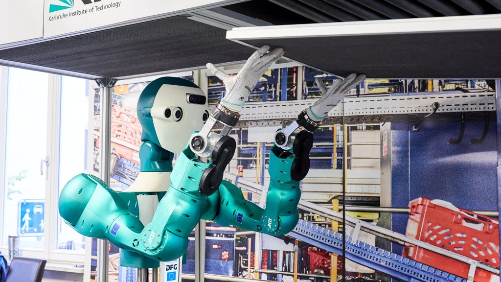 Der humanoide Roboter ARMAR-6 unterstützt bei Wartungsarbeiten