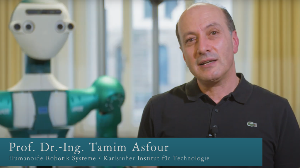 Tamim Asfour beim Interview neben ihm der humanoide Roboter ARMAR-6